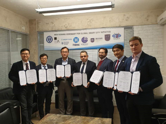 왼쪽부터 아카데미라운지 박상규 대표, 연세대 김갑성 교수, 에이치닥테크놀로지 배상욱 COO, Strategy Foundation 매트로 대표, 드림체인 도란 회장, RBI 김철 소장, ISCCS 엘핌 대표.  아카데미라운지 제공